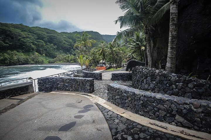 5 Hours Tahiti Island Tour - West and East Coast