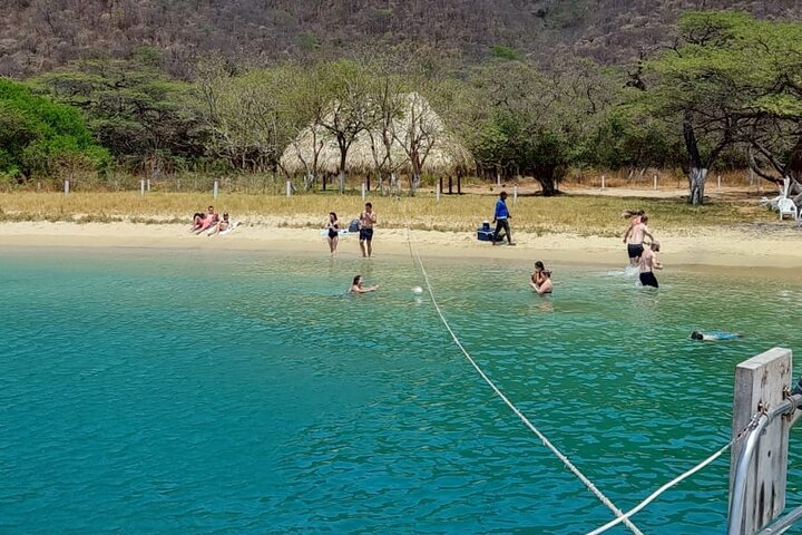 Sailing to Tayrona with Luis and his team: Unique!