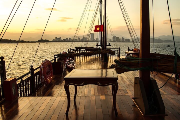 Nha Trang Sunset Cocktails and Dinner Cruise