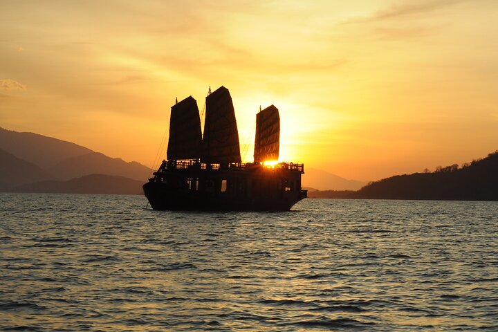 Nha Trang Sunset Cocktails and Dinner Cruise