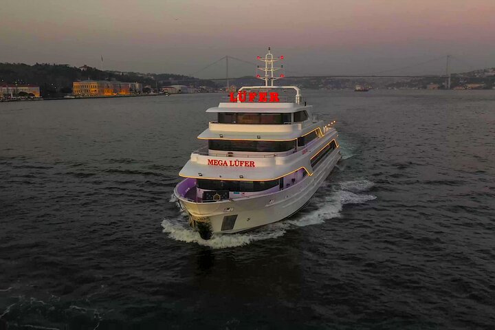 İstanbul Mega Lüfer Dinner Cruise Bosphorus and Show - Pvt. Table