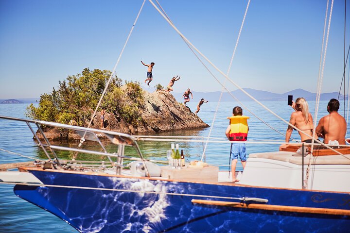 Classical Sailing - Māori Rock Carvings -Taupo Sailing Adventures