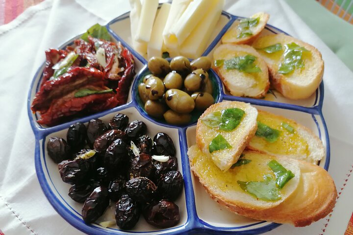 Oil-tasting experience near Cefalu