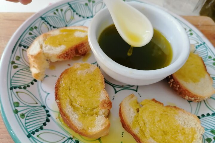 Oil-tasting experience near Cefalu