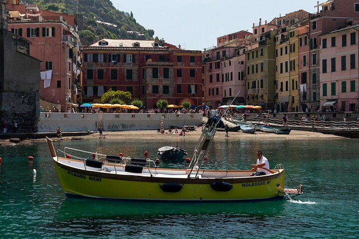 Relaxing Boat Tour with Aperitif in Cinque Terre