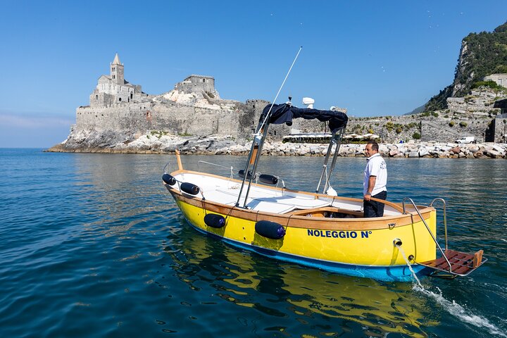 Relaxing Boat Tour with Aperitif in Cinque Terre
