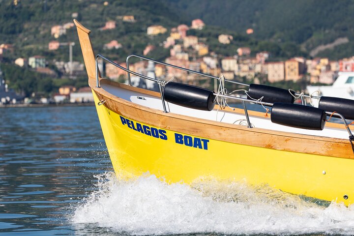 Relaxing Boat Tour with Aperitif in Cinque Terre