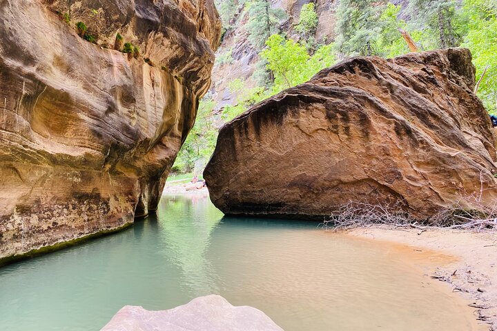 Zion Narrows: Private Guided Hike + Picnic (Gear Included)