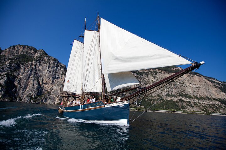 Malcesine: Sunset Romantic Cruise