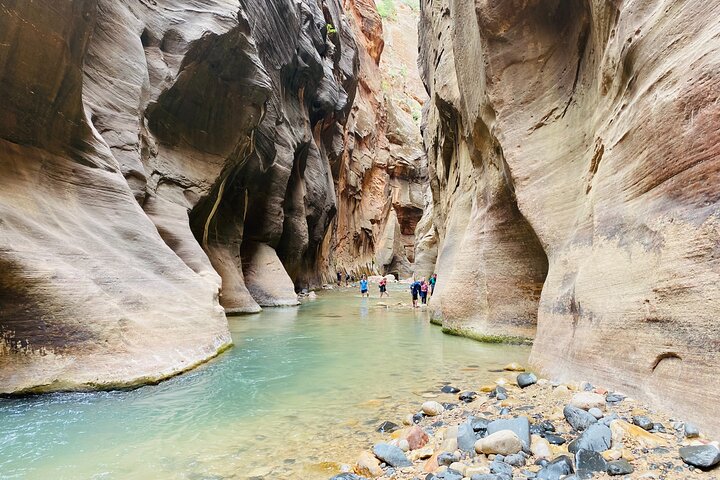 Zion Narrows: Private Guided Hike + Picnic (Gear Included)