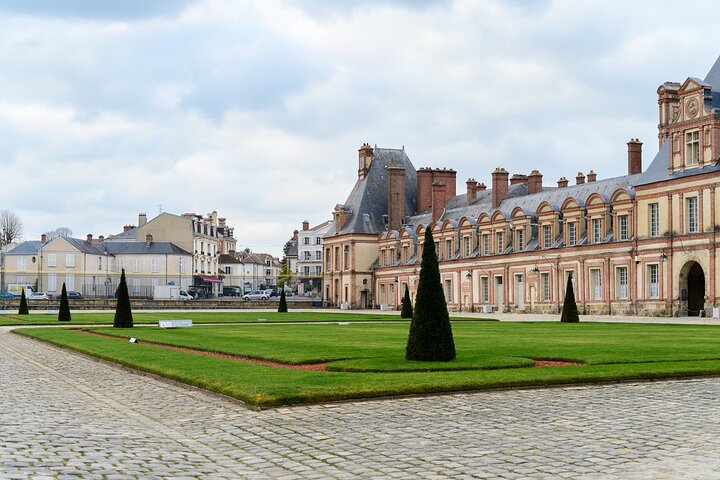 Fontainebleau Castle & Provins Medieval City with hotel pick up