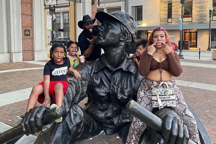 Downtown Knoxville Hidden Tour w/ Ice Cream, Coffee & Tennessee River Gems