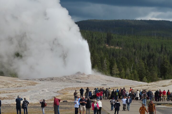 Lower Loop Van Tour from West Yellowstone: Grand Prismatic and Old Faithful