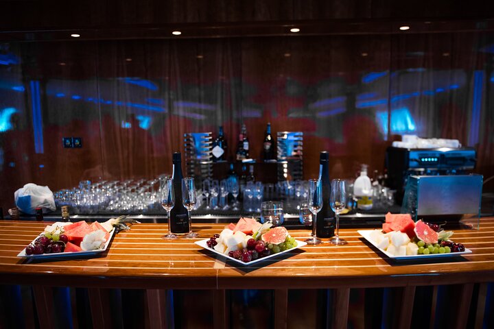 Ocean Vision: Show & Dance Night with buffet, open bar & transfer