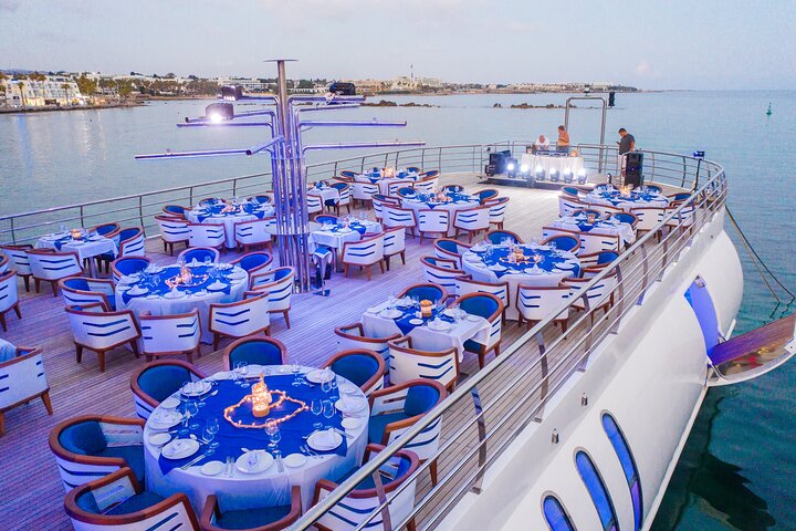 Ocean Vision: Show & Dance Night with buffet, open bar & transfer