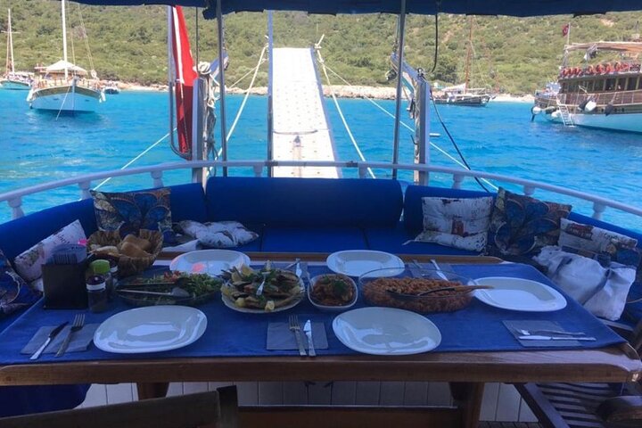 3-Hour Private Sunset Boat Tour With Dinner in Bodrum