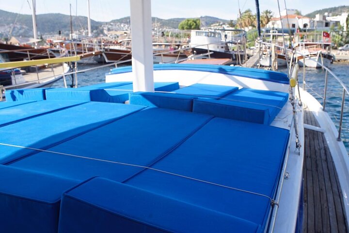3-Hour Private Sunset Boat Tour With Dinner in Bodrum