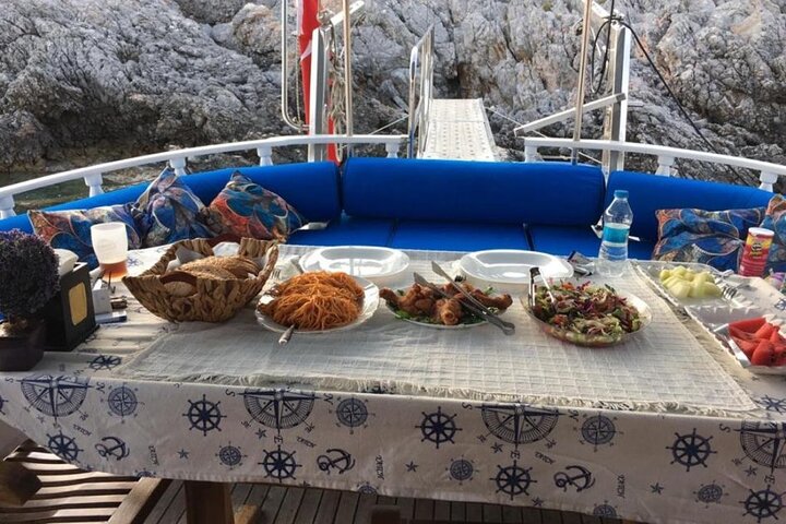 3-Hour Private Sunset Boat Tour With Dinner in Bodrum