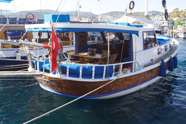 3-Hour Private Sunset Boat Tour With Dinner in Bodrum