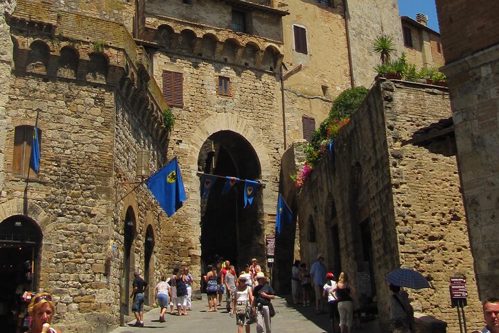 Volterra and San Gimignano: a taste of medieval Tuscany!