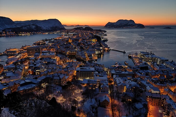 Ålesund Shore Excursion and 6 beautiful highlight stops minibus