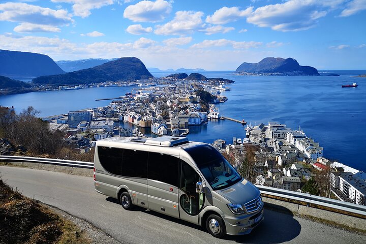 Ålesund Shore Excursion and 6 beautiful highlight stops minibus