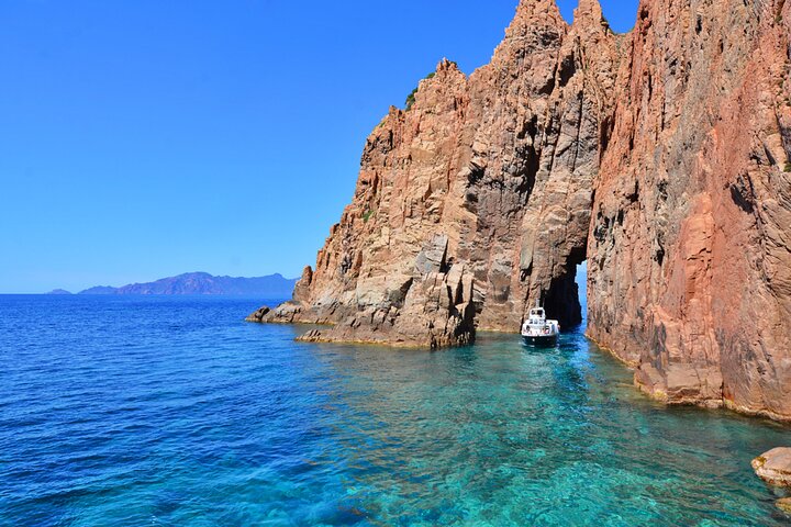 Friendly discovery of Scandola Calanques de Piana and meal stop at Girolata