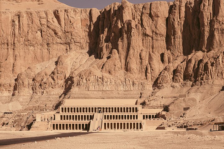 8-Day Private Tour Cairo, Aswan, Luxor and Nile Cruise Including Air Fare