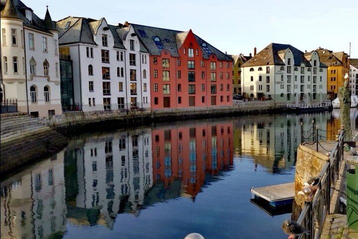 Ålesund Shore Excursion and 6 beautiful highlight stops minibus