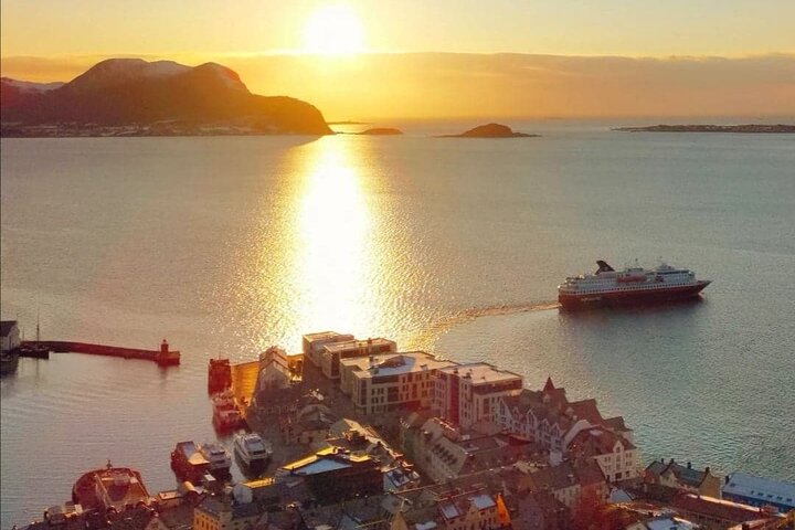 Ålesund Shore Excursion and 6 beautiful highlight stops minibus