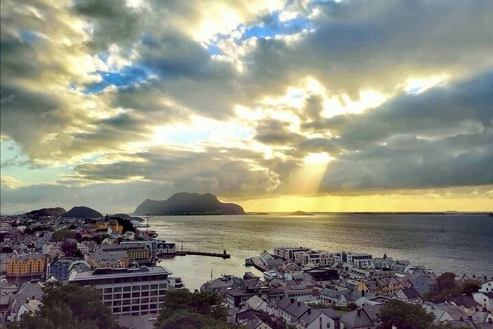 Ålesund Shore Excursion and 6 beautiful highlight stops minibus