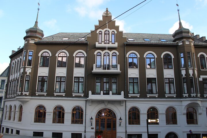 Ålesund Shore Excursion and 6 beautiful highlight stops minibus