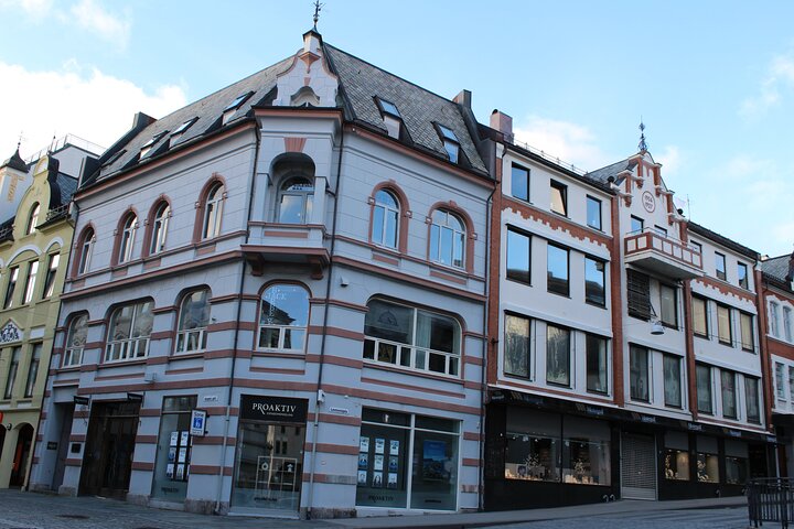 Ålesund Shore Excursion and 6 beautiful highlight stops minibus