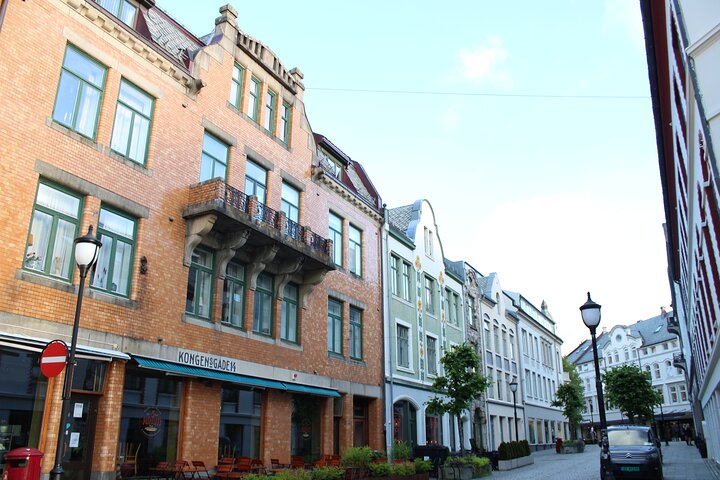 Ålesund Shore Excursion and 6 beautiful highlight stops minibus