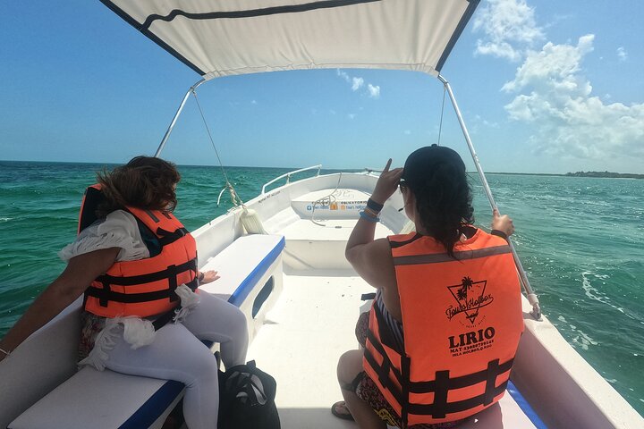 Boat Tour of Three Islands in Holbox with Transportation