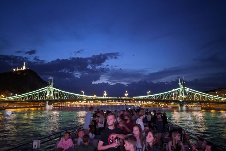 Budapest: 1-Hour Highlights Cruise with Welcome Drink