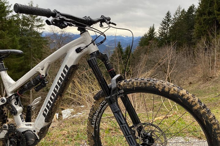 E mountain bike tour