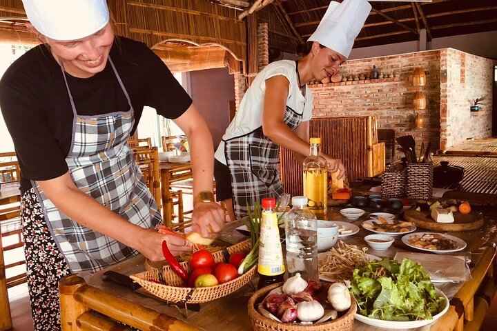 Cooking Class Hoi An:Local Market, Basket Boat, Fishing & Cooking