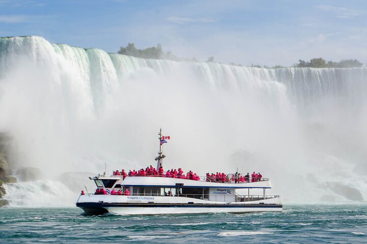 Niagara Falls Canada 3-Hour Tour with Boat and Behind the Falls