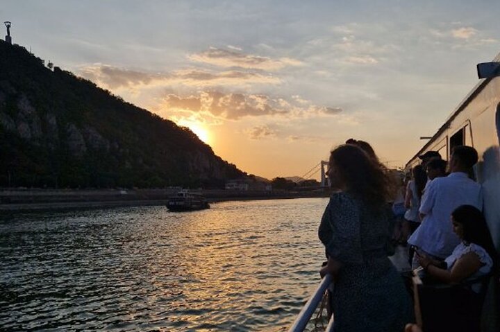 Budapest: 1-Hour Highlights Cruise with Welcome Drink