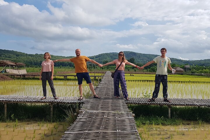 Chiang Rai 7 Highlights: White & Blue Temple, Golden Triangle