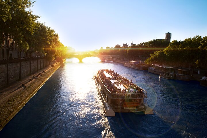 Paris Seine River Sightseeing Cruise with Commentary by Bateaux Parisiens