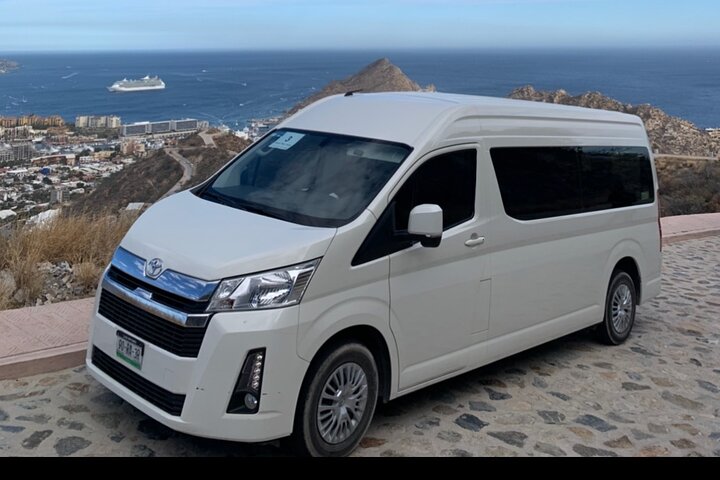 Private Los Cabos Airport Transfer with Welcome Drinks