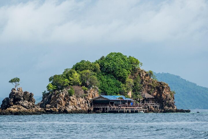 Phi Phi Islands Speedboat Full-Day Tour from Phuket +Buffet Lunch