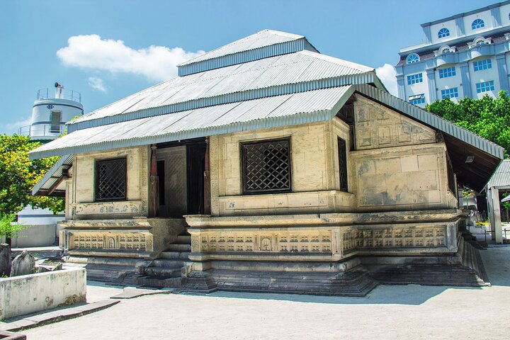 Private Male City Walking Tour with optional Vilimale tour