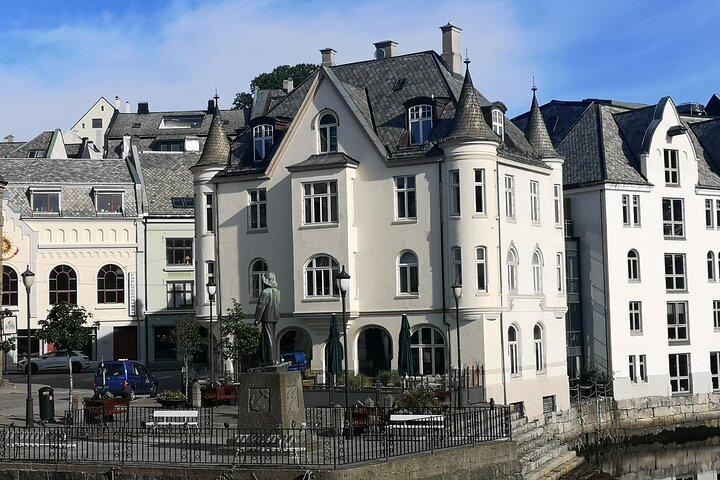 Ålesund Shore Excursion and 6 beautiful highlight stops minibus