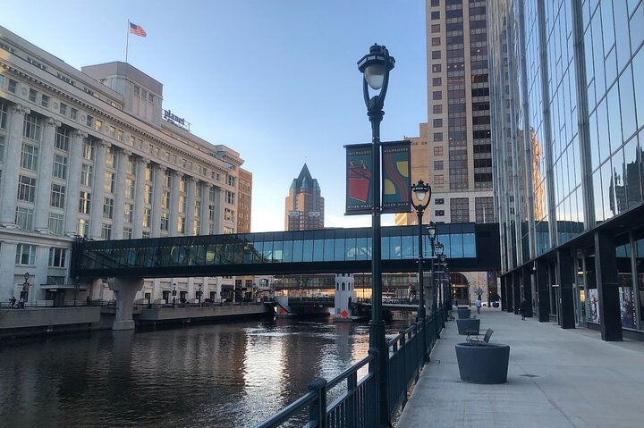 Milwaukee Food Tour with 5 Local Favorites Tastings & Secret Dish