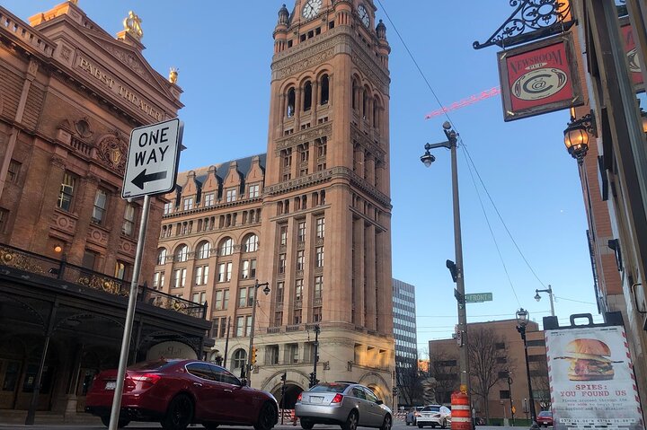 Milwaukee Food Tour with 5 Local Favorites Tastings & Secret Dish
