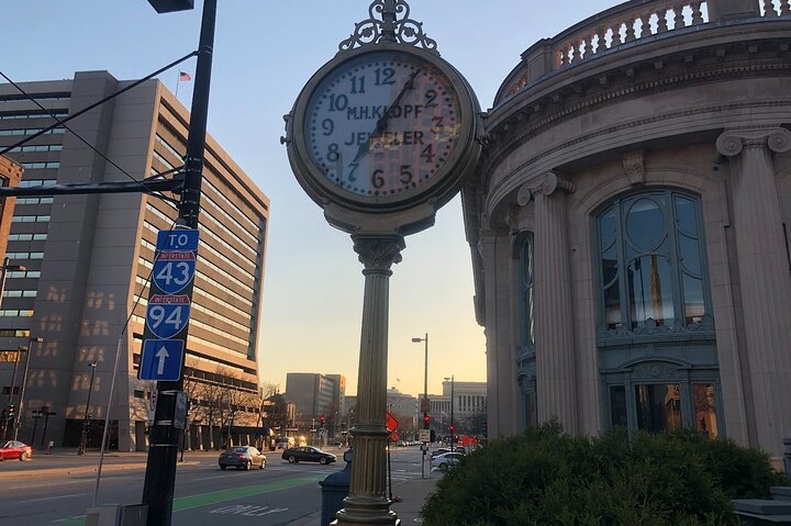 Milwaukee Food Tour with 5 Local Favorites Tastings & Secret Dish