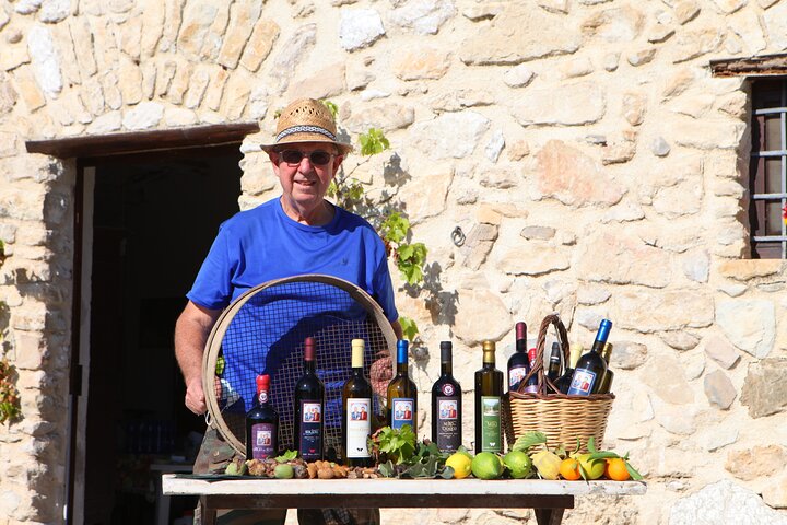 Vineyard Tour, Wine and Sicilian delicacies tasting at a Winery in Agrigento